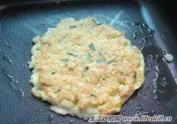 巧用剩米饭制作鸡蛋米老头