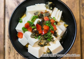 特色佳肴简单做：皮蛋豆腐