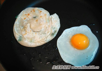 巧用水饺皮快速做出香酥可口的炸蛋葱油饼