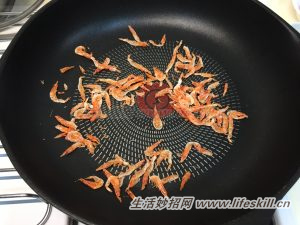 年夜饭新菜品：蟹黄樱花虾烩长年菜