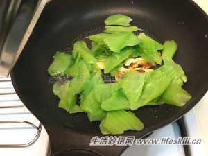 年夜饭新菜品：蟹黄樱花虾烩长年菜