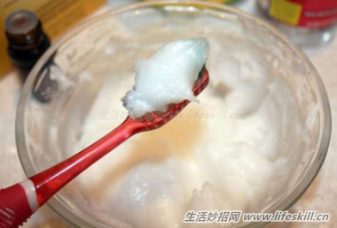 自制“椰子油”牙膏，清除细菌更有效！